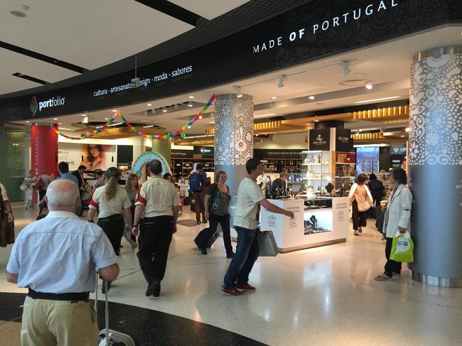 友達、会社、家族などなどお土産を買い込みます！<br /><br />いつも思うけど、結局自分のものが一番少ない気がする。<br />今回もほとんど自分のものは買っていない気が。。。<br /><br />まあ、いっか。