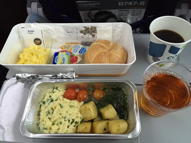 機内食2回目ーー！<br /><br />ちなみに私はいつも席は通路側を選択します。<br />ビールやらワインやらでトイレがいつでも行けるようにね。<br /><br />今回もリスボン空港の機械で座席変更して通路側を確保。<br /><br />