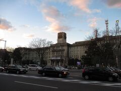 なんとなく 神奈川県庁と似ている 京都市役所前を通過