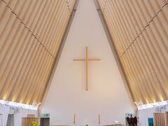 初日にも訪れましたが、改めてカードボード大聖堂の中へ。
屋根も本当に十字架も紙筒でできています。
その白木のような色合いもあり、とても明るく優しい雰囲気。