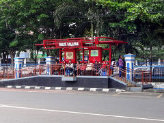 Solobalapan駅前通りのバス停。
この街の路線バスの停留所も高い位置にあります。