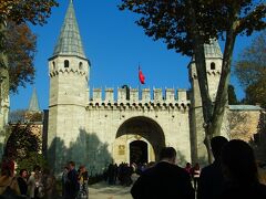 ミュージアムカードを持っていたので、並ばずにすぐに入れた。

イスタンブール、最大の観光地。

世界を制したオスマントルコ帝国の最盛期を約400年にも渡って支え続けたのが
ここ、トプカプ宮殿なのです。