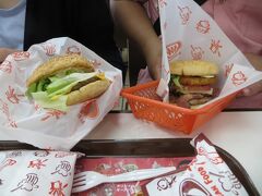 紅型体験の後はお土産を見て

お昼ご飯にＡ＆Ｗへ

石垣のこのお店は那覇空港で寄るより

ゆったり食事ができます。