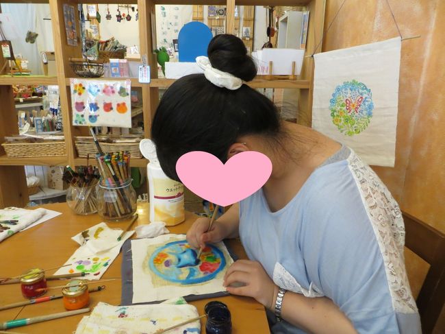 紅型は沖縄の伝統的な染物ですが、<br /><br />やり方は教えてくれますが<br /><br />こちらはちょっと自由にやらせてくれて<br /><br />色も種類が豊富です