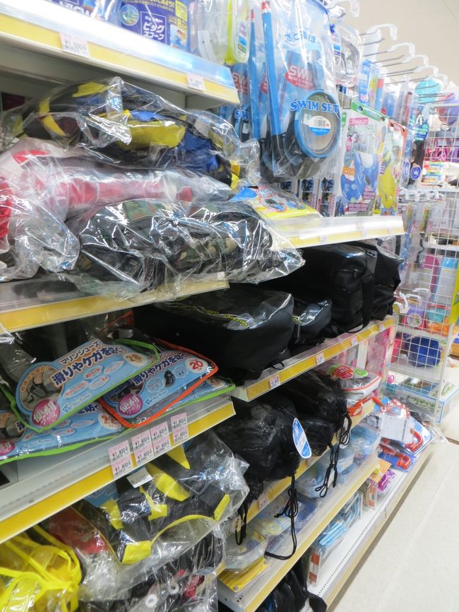 サンエーには主人はかりゆしを買いに<br /><br />私は八重山らしいものを探しに<br /><br />シュノーケルセットが普通に沢山並んでます。<br /><br />重たい思いして持ってきたのに。。<br /><br />ここに並んでました。