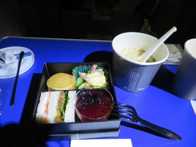 疲れ切っててやきとんの写真はないです。０２：３０那覇空港の到着<br /><br />やっとギャラクシーの搭乗時間０３：３０ｔａｋｅｏｆｆ<br /><br />プレミアムの席なので夕食付ですがさっきまで飲んで食べてました。