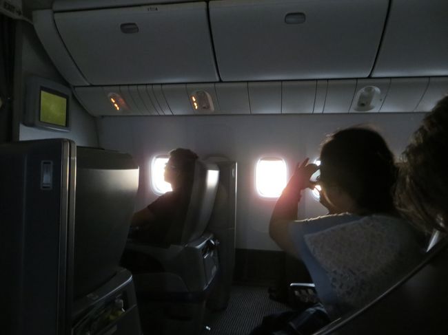 お酒飲んでてもやっぱり少ししか眠れず<br /><br />娘と朝焼けをパシャ