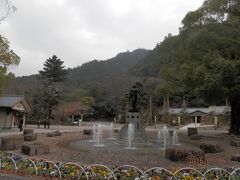 １２２６．岐阜公園噴水の中央にある像。