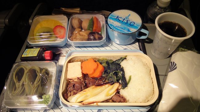 2度目の食事。<br />こちらは、牛すき焼き丼です。<br /><br />左に見える麺はそうめんで、これが一番おいしかったです。<br /><br />すき焼きに関しては、「すきやき・・・？」という味でしたが・・。