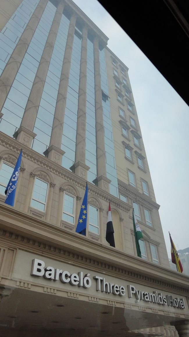 カイロに到着！！<br /><br />初日は、観光はせずにホテルへ直行です。<br />宿泊先は、Barcelo　Three　Pyramids　Hotel　でした。<br /><br />綺麗で、ホテルの人も感じが良くて気持ちよく過ごせました。<br />この日は、夕食をホテル内レストランで摂ってから明日以降の観光に<br />備えます。<br />