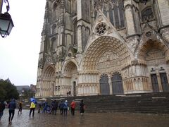 フランスの世界遺産ブールジュ大聖堂は、パリから南へ200km、フランスのほぼ中央に位置し、古代ローマの昔からこの地方一帯のキリスト教の拠点として栄えた街ブールジュにある。
雨交じりの強い風で傘をさすのがやっとであった12：30分