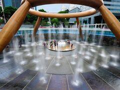 Fountain of Wealth
富の噴水はシンガポールで一番大きいショッピングセンター、サンテック・シティーモール (Suntec City Mall) にあります。
