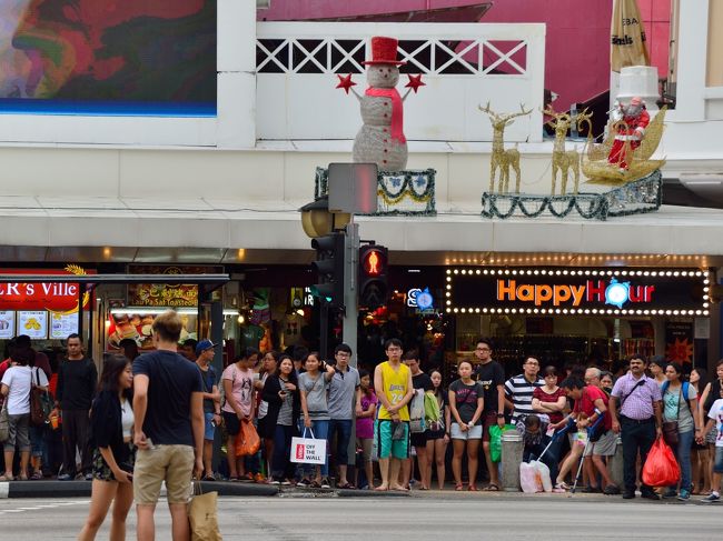 チャイナストリート前の信号機。<br />正月になってもクリスマスの飾りが有ります。