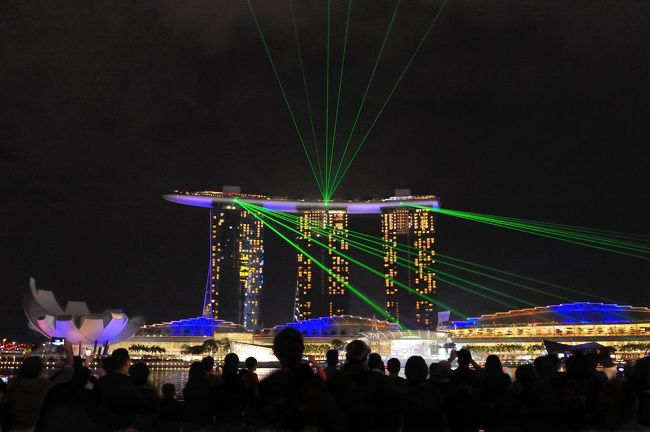 始まりました。マリーナ・ベイ・サンズから光が放たれ、「ワンダー・フル」光と音楽でシンガポールの夜を彩ります。