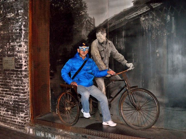 腰掛のあるアート。<br />一部分だけ立体化させている楽しいアートが色々ありますよ。