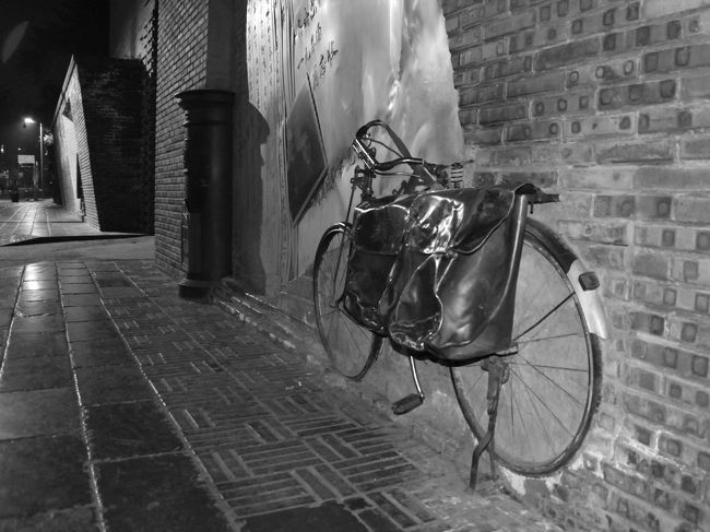 半分壁に埋まった自転車。<br />夜中の散策も楽しかった。