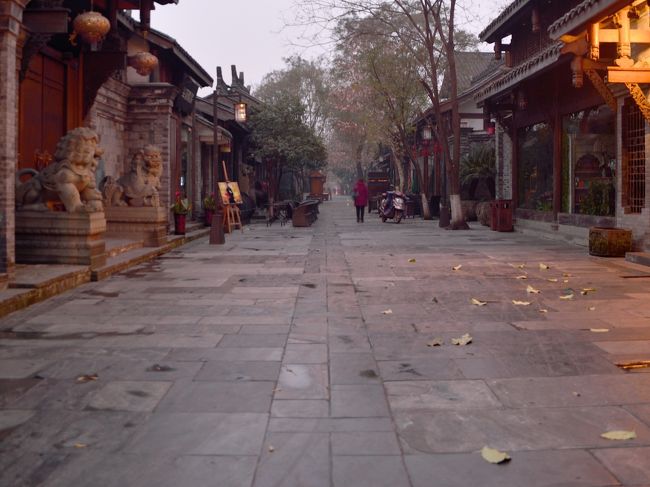 早朝の寛窄巷子（かんさくこうし）<br />昼間なら沢山の観光客やお店で賑わっているのでしょうが早朝なので寒々としています。