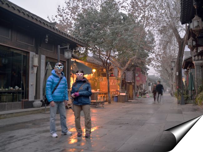 寛窄巷子（かんさくこうし）で記念撮影。