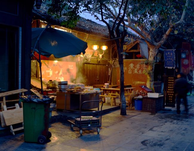 この店は朝食屋さんなのでしょうか？<br />煮炊き物の湯気が店の明かりに白く上がっていました。