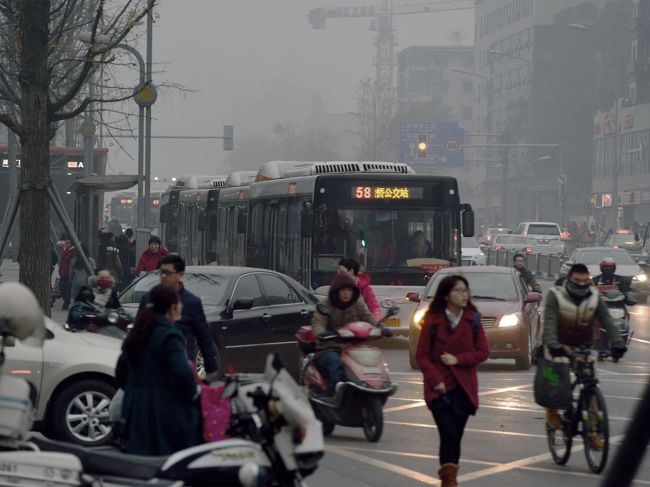 成都の街の風景。<br />仕事へ出勤でしょうね、人、車、単車、活気は有るのですが、空気は最悪です。
