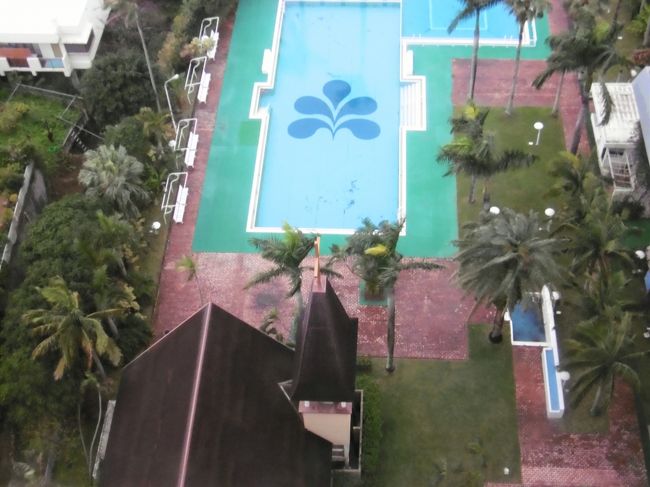 部屋からは、結婚式を挙げるためのチャペルとプールが見えた。