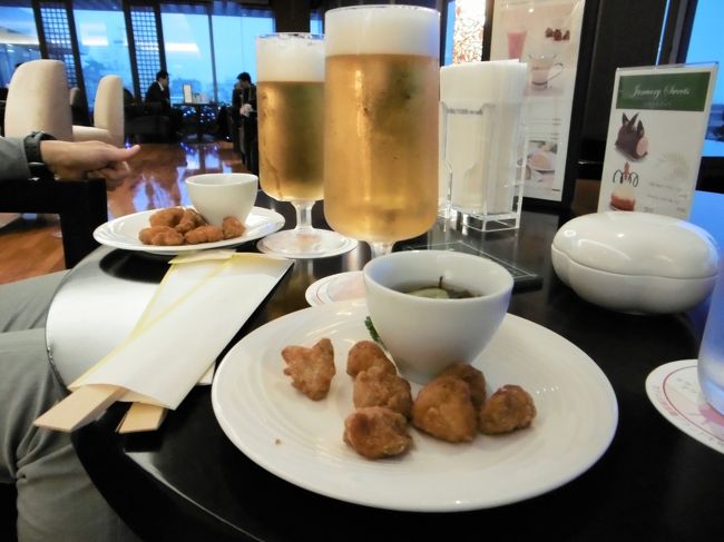 もちろんオリオンビール！<br /><br />つまみは「鳥軟骨の唐揚げ」と、ほとんど写っていないけれど「もずくの酢の物」。<br />もずくは、毎食と言っていいくらい登場したが、とにかくおいしかった!(^^)!<br /><br />今回一番美味しいと思ったのは、「もずく」だったかも。