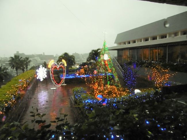 ライトアップされた窓外の風景。<br /><br />沖縄の日暮れは、本土よりもかなり遅い。