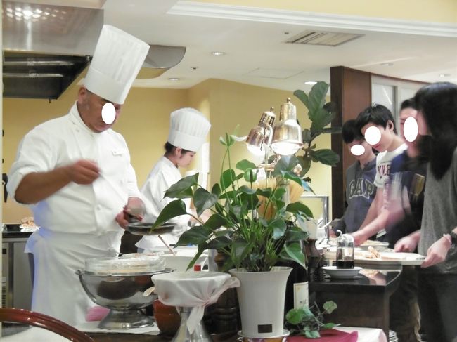 明けて翌１月２２日の朝食バイキング会場。<br /><br />修学旅行の高校生も朝食です。