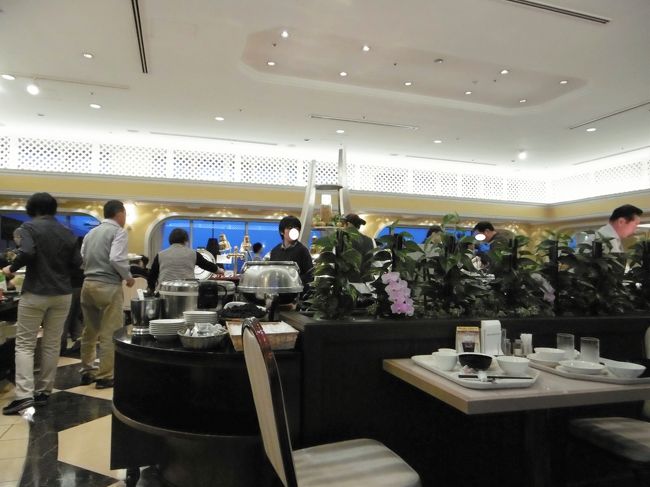 タクシーが８時半に迎えに来るとのことだったので、それに間に合うように７時前には会場にやって来た。