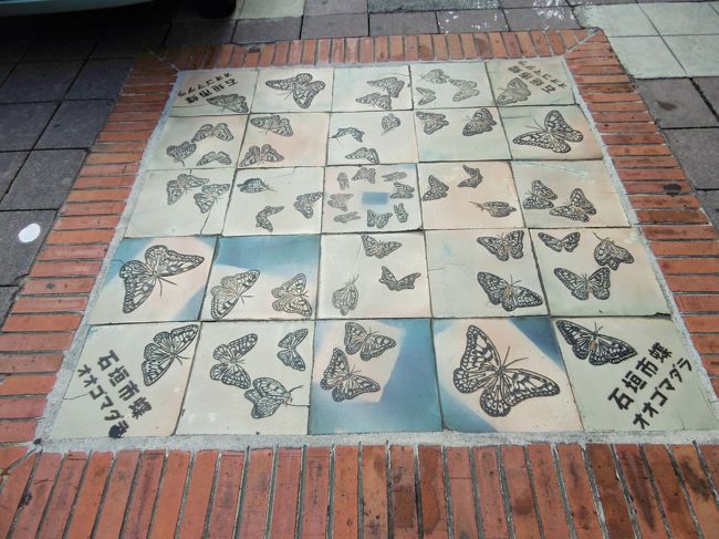 石垣市の蝶「オオゴマダラ」の絵が、路上にペイントされている。