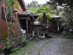 頂上で出逢った旅人さんを宿に送ってから、晴耕雨読に。

またここに来られたよ。
今回はサブローさんとアイコさんはお出かけで、サブローさんの妹さんが暖かく出迎えてくれた。まだ他の方は居なくて、外のお風呂に入ったり、洗濯したりのんびりして過ごす。

今日は大晦日で飲食店は軒並みお休みなので、夕飯はどうしようかと悩む。ここの宿ではみんなで飲みに出かけるか、一緒に自炊するとかになるのだけれど、どちらも楽しい。それが晴耕雨読に泊まる目的といってもおかしくないかな。
談話室での交流がほんとに楽しい。


つづく