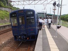 最後の途中下車駅、薩摩高城駅に到着です。
カーブの途中にある駅なのでこのようにカントがついています。
