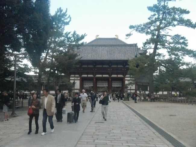 南大門を通り、大仏殿に向かう。大仏殿の中門。