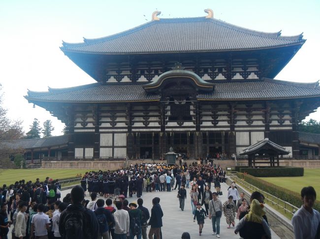 中門から大仏殿を見る。<br />大仏は見ないで通過した。