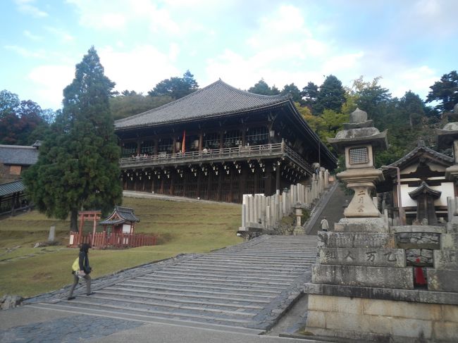 二月堂。ここの茶店のわらびもちは美味しかったという記憶があるが、値段を見て高いので食べず。