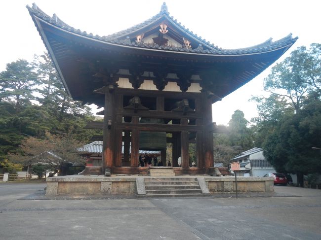 二月堂から降りてきた。<br />鐘楼。これは貴重な天平時代のもの。