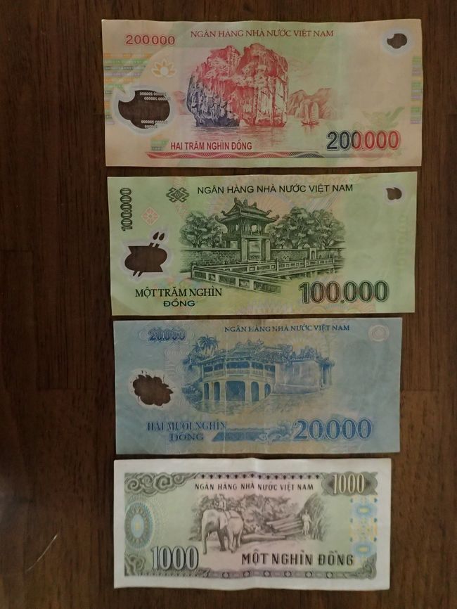 上記紙幣を裏側より見たもの。<br />表面は、必ずホーチミン（胡志明）の姿が掲載されている。