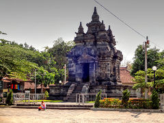 宿から東へ約1kmの所にあるパオン寺院(Candi Pawon)に来ました。

民家の中にひっそりと建つ、高さ12mの寺院。
ムンドゥ寺院と共通の入場チケットはRp3,500。