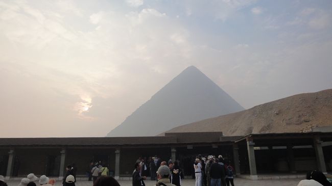 翌朝はいよいよピラミッドを見に！！<br /><br />混む前に行きましょうという配慮のもと、朝早くから出かけましたが<br />朝もやで、かなり霞んでいました。<br /><br />時間と共に、だんだんくっきりと見えるようになってくる様を見るのも<br />楽しかったです。<br /><br />町中に、突然現れる巨大なピラミッドにはびっくりしました。