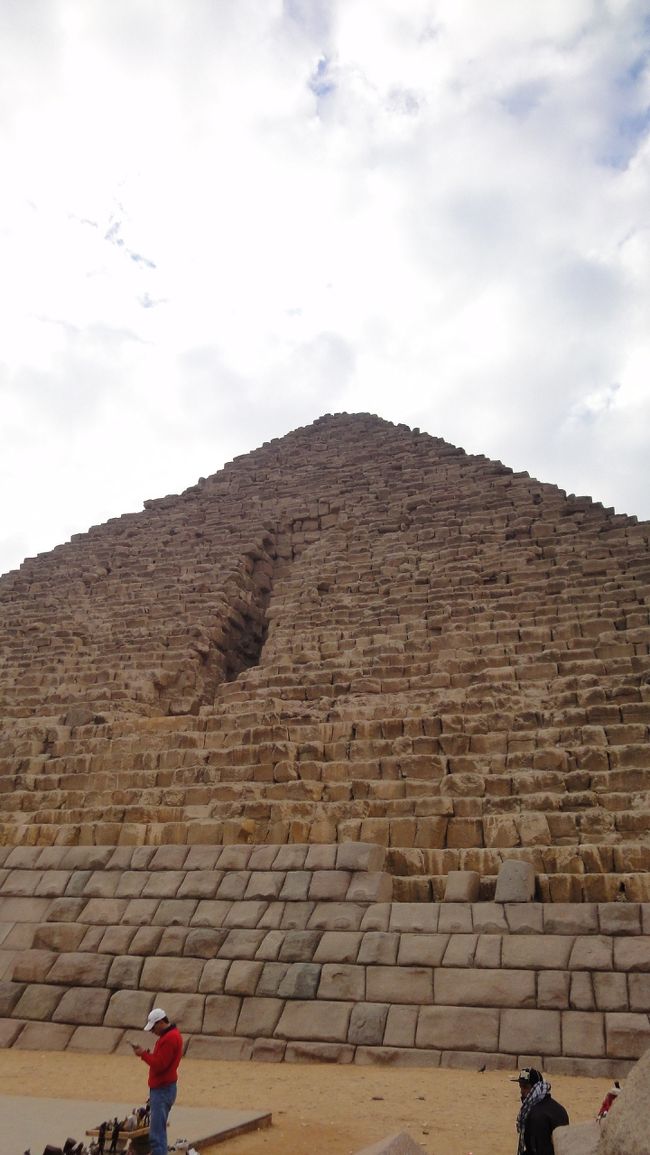 大きすぎて、高さがわからないですね。<br /><br />使用されている石の大きさは、高さ約１５０センチ程度だそうです。<br />こちらは、カフラー王のピラミッド。閉鎖中のため、中には入ることができませんでした。<br /><br />メンカウラー王のピラミッド内部には入ることができました。<br />中は、暗い！蒸し暑い！でも、内部の部屋に入るとなぜか涼しさがある！！<br /><br />不思議な空間の体験ができます。<br /><br />ちなみに、ピラミッドの穴は盗賊がお宝を盗むために開けてしまったものなんだとか。