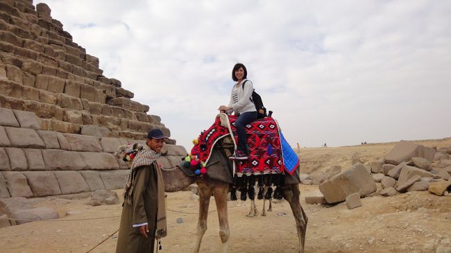 ラクダに乗らないかと、結構強引に誘われます。<br /><br />乗らないで一緒に撮るだけなら１ドル<br />乗って撮るなら５ドル<br />と言われたので、せっかくだし・・ということで乗ってみました。<br /><br />以外に高くて怖かったですが、月の砂漠の曲がなんとなく頭の中で<br />流れてきました。<br /><br />ラクダさんは、おとなしくて良い子でした。