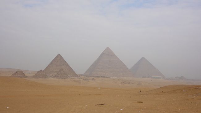 バスで３大ピラミッドがすべて見渡せるポイントへ移動。<br />遠巻きでも圧巻です。<br /><br />この３大ピラミッドの並び方の角度って<br />オリオン座の中心にある３つの星の並びの角度と同じに作られているそうです。<br />太古の人って、すごい技術を持ち合わせていますよね。<br /><br />天体と神様を結びつける思想も結構強いのがわかる遺跡や作りなんかも<br />多いのが、どこを見ていても興味が尽きなくて、魅力いっぱいです。