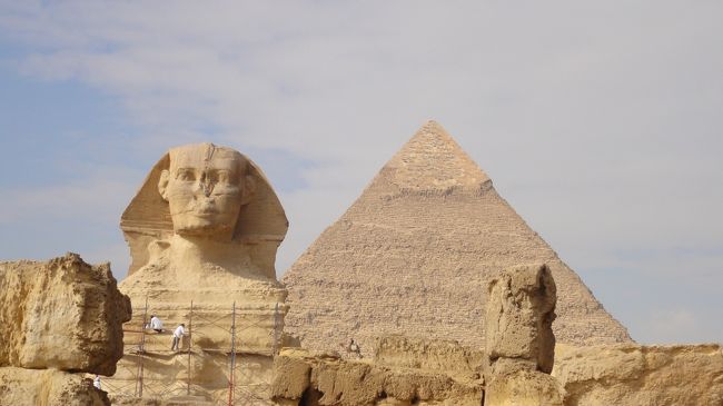 ピラミッドのあとは、スフィンクスを見に行きました。<br /><br />結構近くて、より町中に佇んでいるのがスフィンクスでした。<br /><br />本当に、鼻がなかったです。<br />もともとはピラミッドまでの回廊があったそうで、周辺には柱がたくさん<br />残っていました。<br /><br />個人的には、ピラミッドの後に見たからか、思ったよりも小さかったのですが<br />今思えば十分な大きさですね。