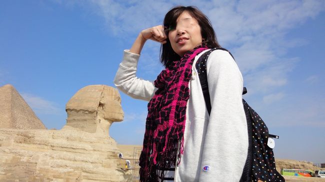 スフィンクスのそばでは、頼んでもいないのに写真を撮ってくれようとする<br />現地の人がいます。<br /><br />かなり強引なので、とりあえず任せて見たらいろんなポーズで撮らされました。<br />自分たちでは思いつかないので、まあ良いのですがね。。。<br /><br />撮った後は、チップチップと相当しつこくせがまれるので、お気を付けください・・