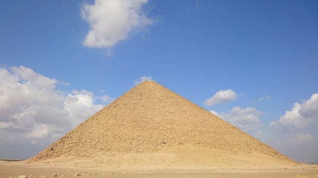 午後はダフシュールへ。<br />こちらも有名な屈折ピラミッド。<br /><br />砂漠の中に忽然と立っているので、エジプト感満載です。<br />なお、こちらの地域は太古は海だったそうで、貝の化石が落ちてました。