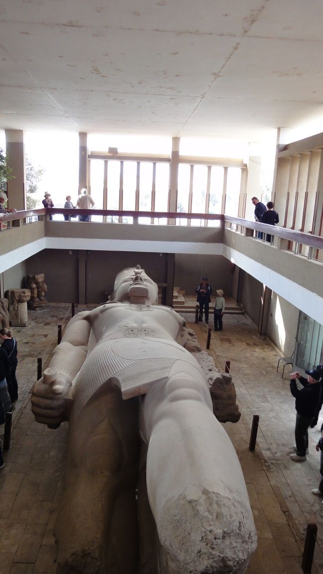 お次はメンフィスへ。<br /><br />ラムセス２世の巨像を見に行きましたが、大きすぎてびっくりしました。<br />大昔の人たちが、このスケールでものつくりをしていたと思うと本当に<br />驚かされます。<br /><br />像が右手に持っている筒状の物は、王の名前の入った印鑑だそうです。<br />実印みたい。<br /><br />このラムセス２世は、９２歳まで生きたと言われており、上下エジプトのほとんど<br />を統治したとされている有名な王様です。