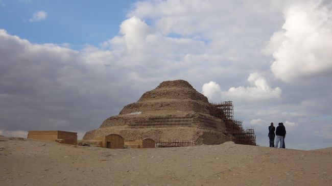 お次はサッカラへ。<br />こちらは、初めて作られたピラミッドだそうです。<br /><br />段数を増やすたびに、土台になっている下の段を拡張していったために<br />階段式のピラミッドになったということでした。<br />