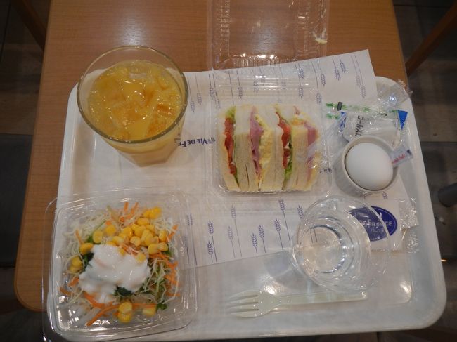 ＪＲ奈良駅に隣接したビルで朝食。