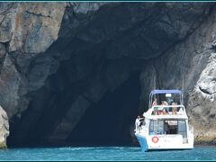 【リオでアイランドホッピング】

大きな穴.....船が通れるほどでもありませんが、皆　寄っていって覘いています.....。洞窟の中が青くて綺麗なのでしょう。