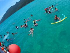 【リオでアイランドホッピング】

船から直接、ドボォ～ン！と、飛び込む人たち...。最近は、ビート板を使わないで、浮き棒なんですね....。あんなのでも結構浮かぶようです。